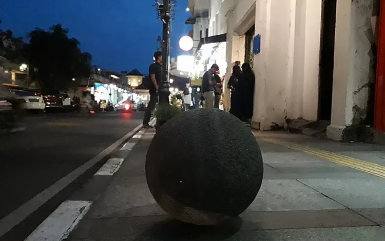 Ternyata Ini Fungsi Batu Bundar di Trotoar Bandung menurut Ridwan Kamil – Ayo Bandung – Ayo Bandung Ternyata Ini Fungsi Batu Bundar di Trotoar Bandung menurut Ridwan Kamil – Ayo Bandung – Ayo Bandung