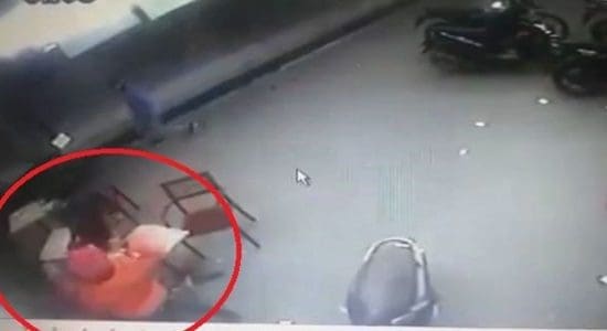 Rekaman CCTV Detik-detik Geng Motor Bacok Mahasiswa Universitas Telkom – radarsukabumi.com Rekaman CCTV Detik-detik Geng Motor Bacok Mahasiswa Universitas Telkom – radarsukabumi.com