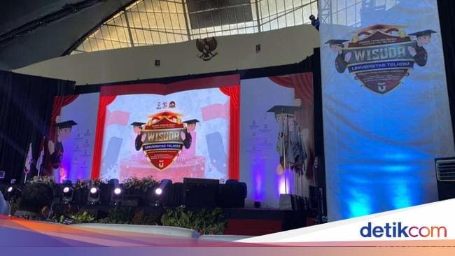 Momen Bahagia Mendadak Duka Saat Prosesi Wisuda Hanif Pratama Momen Bahagia Mendadak Duka Saat Prosesi Wisuda Hanif Pratama