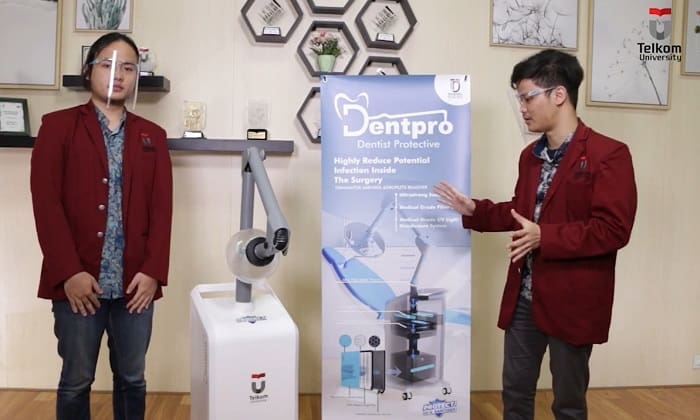 2 Mahasiswa Telkom University Ciptakan Alat Pelindung Dokter Gigi 2 Mahasiswa Telkom University Ciptakan Alat Pelindung Dokter Gigi