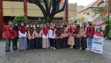 IT Telkom Surabaya Beri Pelatihan Canva Penunjang Variasi Pembelajaran di SMA Negeri 1 Surabaya – Duta.co