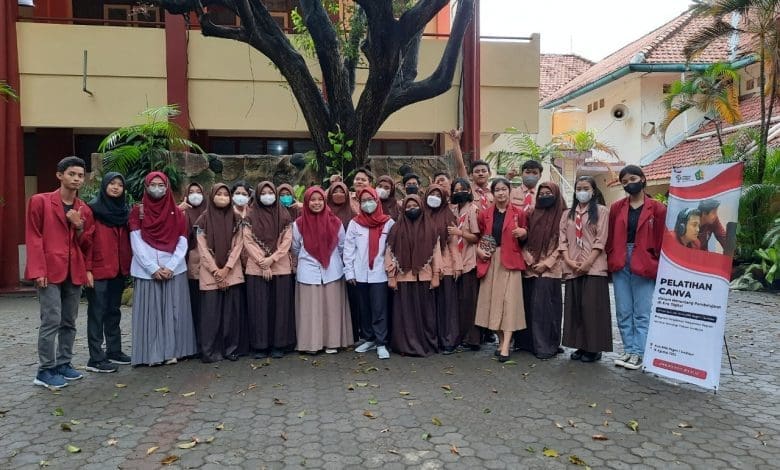 IT Telkom Surabaya Beri Pelatihan Canva Penunjang Variasi Pembelajaran di SMA Negeri 1 Surabaya – Duta.co