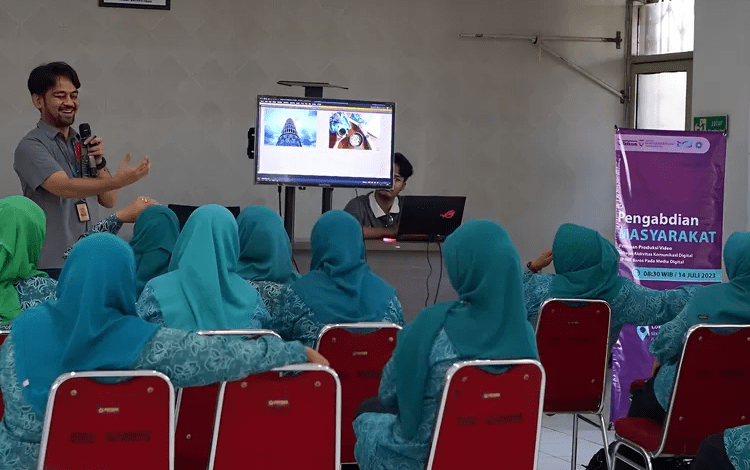 Dosen Prodi Digital Content Broadcasting Tel-U Berikan Pelatihan Produksi Video untuk Anggota PKK Baros – Koran gala