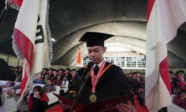 Keren! Ada Penerjemah Bahasa Isyarat di Resepsi Wisuda Telkom University