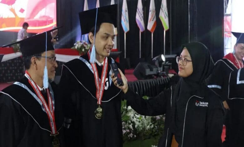 Kisah Perjuangan Ayah-Anak Kuliah S2 dan Wisuda Bareng di Telkom University