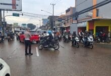 Panit Lantas Polsek Bojongsoang Ciptakan Kamseltibcar Lantas di Simpang Telkom University Bojongsoang,