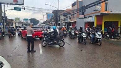 Panit Lantas Polsek Bojongsoang Ciptakan Kamseltibcar Lantas di Simpang Telkom University Bojongsoang,