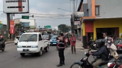 POLSEK BOJONGSOANG OPTIMALKAN PENGATURAN LALU LINTAS DI SIMPANG TELKOM UNIVERSITY DEMI KAMSELTIBCARLANTAS