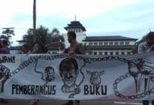 Buku Kiri, Komite Rakyat Demo Desak Skorsing Mahasiswa Telkom University Dicabut | KBR.ID