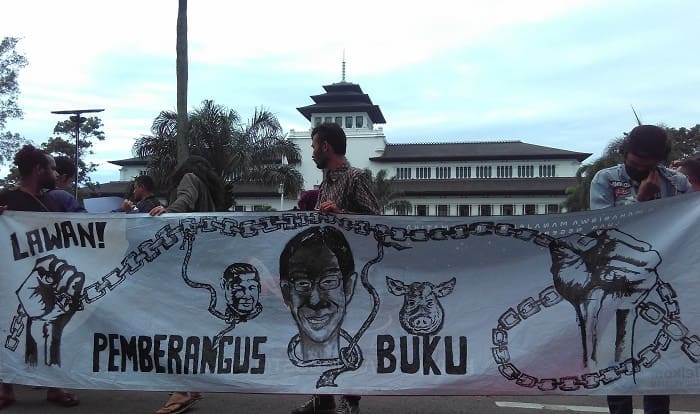 Buku Kiri, Komite Rakyat Demo Desak Skorsing Mahasiswa Telkom University Dicabut | KBR.ID